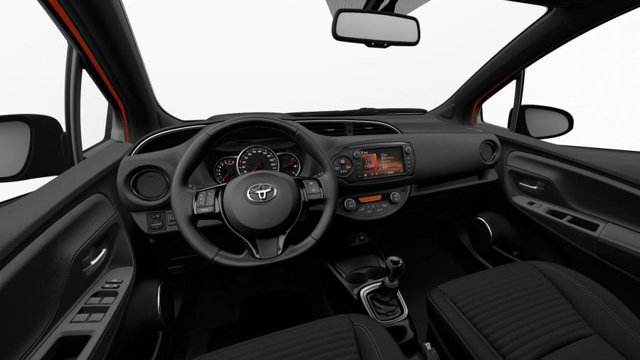 Торпедо Toyota Yaris Orange Edition 2016 года  (фото 3 из 3)